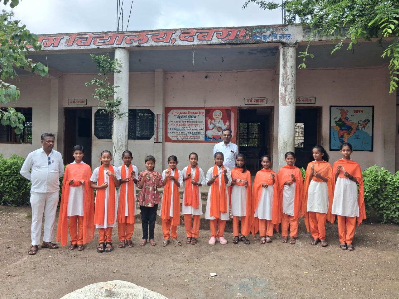 शाळा मुख्य इमारत व वर्गखोल्या समोर