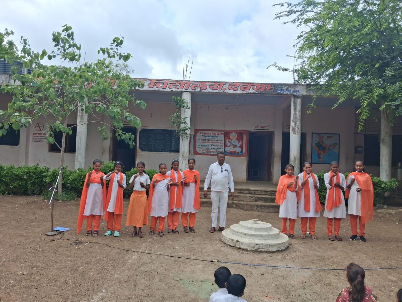 शालेय इमारत व विद्यार्थिनी समूह